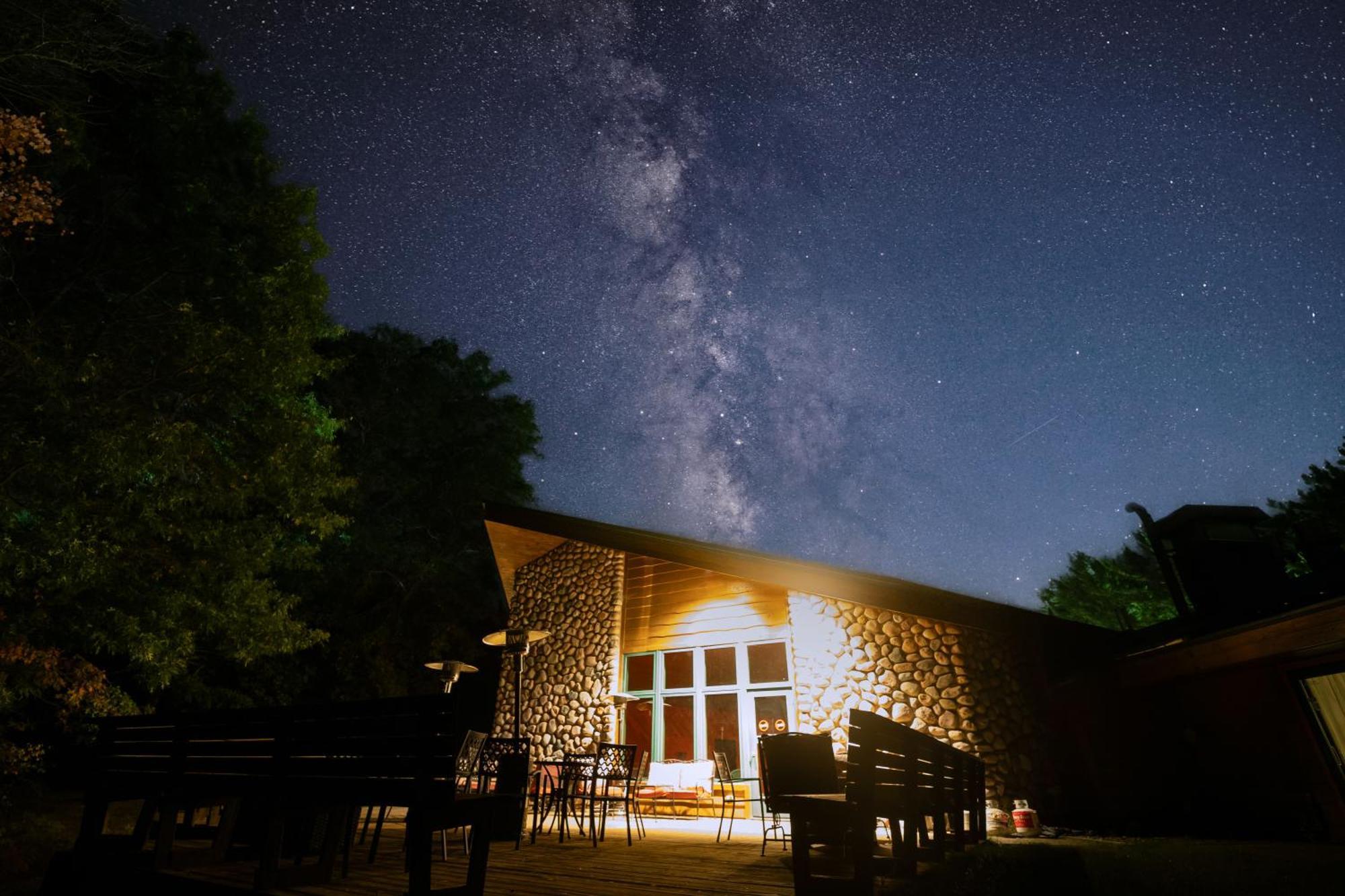 Whitetail Lodge Saint Germain Exterior photo